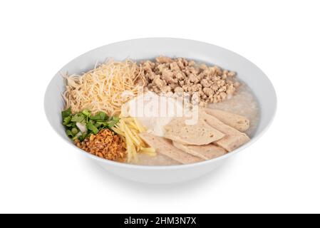 soupe de riz de style asiatique avec herbes dans un bol sur fond blanc Banque D'Images