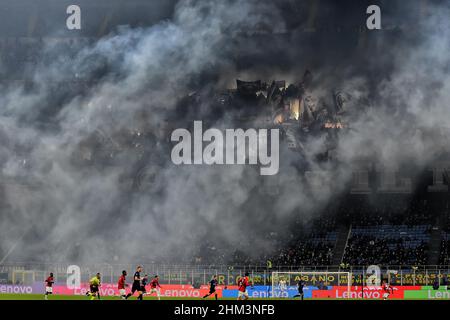 Milan, Italie.05th févr. 2022.Une vue générale du match avec les fans de Milan qui applaudissent et un nuage de fumée causé par des grenades de fumée allumées pendant la série Un match de football entre le FC Internazionale et l'AC Milan au stade San Siro à Milano (Italie), le 5th janvier 2021.Photo Andrea Staccioli/Insidefoto crédit: Insidefoto srl/Alamy Live News Banque D'Images