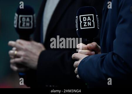 Milan, Italie.05th févr. 2022.Des micropohones de télévision DAZN sont vus pendant la série Un match de football entre le FC Internazionale et l'AC Milan au stade San Siro à Milano (Italie), le 5th janvier 2021.Photo Andrea Staccioli/Insidefoto crédit: Insidefoto srl/Alamy Live News Banque D'Images