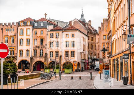 Metz, France - 23 janvier 2022 : place Saint-Louis est une place située à Metz dans le département français de la Moselle, Grand-est, France. Banque D'Images