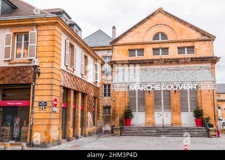 Metz, France - 23 janvier 2022 : vue sur la rue et bâtiments typiquement français dans la ville de Metz, France. Le marché couvert, Marche Couvert Banque D'Images