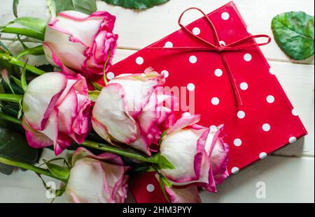 fleurs roses et un cadeau pour une fille Banque D'Images
