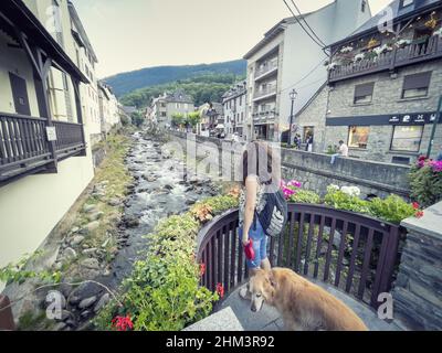 Vielha et Mijaran, Catalogne, Espagne, 07-18-2021. Marcher le long des rives de la Garonne en passant par Vielha, zone touristique, Editorial. Banque D'Images