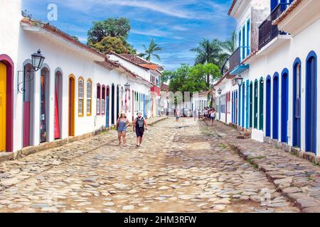 Touristes marchant dans la rue et les bâtiments de style portugais pavés.Paraty est une ville coloniale ou un village qui est une attraction touristique majeure dans le Banque D'Images