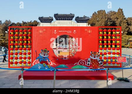 Le Conseil avec emblème et slogan des Jeux Olympiques d'hiver de Beijing 2022 et mascottes de tigre du zodiaque chinois au parc à Beijing Chine le 29 janvier 2022 Banque D'Images