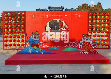 Le Conseil avec emblème et slogan des Jeux Olympiques d'hiver de Beijing 2022 et mascottes de tigre du zodiaque chinois au parc à Beijing Chine le 29 janvier 2022 Banque D'Images