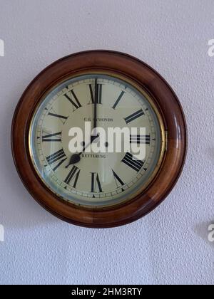 Grande horloge ronde sur le mur fait à Kettering Northamptonshire UK station chêne cadre en bois de type ancien construit fait montre encadrée chiffres romains Banque D'Images