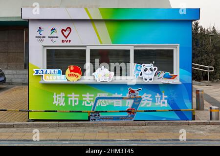 Station de service volontaire avec des slogans et emblème en chinois des Jeux Olympiques d'hiver de Beijing 2022 à Beijing en Chine le 30 janvier 2022 Banque D'Images