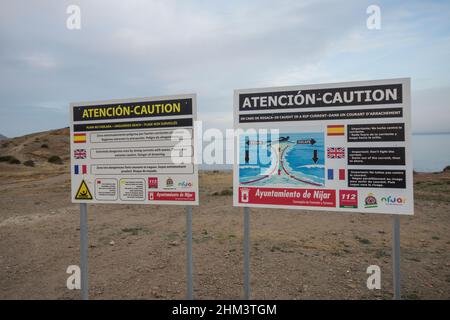 Panneau avertissant les nageurs du danger de courant de rip, parc naturel de Cabo de Gata, Almeria, Espagne Banque D'Images