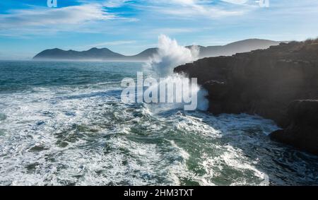 Écrasement des vagues de tempête de l'océan contre la falaise rocheuse à Noja, Cantabrie, Espagne Banque D'Images