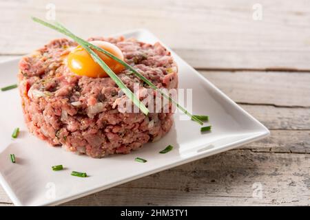 Tartare de bœuf sur une table en bois Banque D'Images