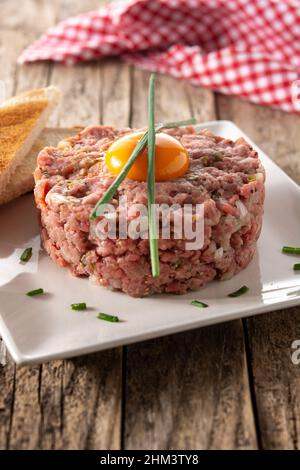 Tartare de bœuf sur une table en bois Banque D'Images