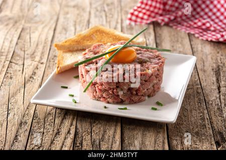 Tartare de bœuf sur une table en bois Banque D'Images