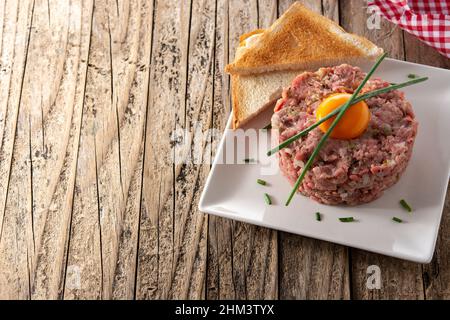 Tartare de bœuf sur une table en bois Banque D'Images