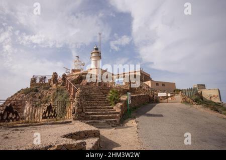 Cabo de gata Espagne. Le phare à flanc de falaise de l'Arrecife de las Sirenas a jaccus. Dans le parc naturel Cabo de Gata. Almeria, Espagne Banque D'Images