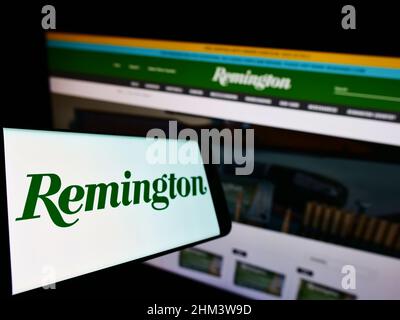 Téléphone mobile avec logo de la société américaine RemArms LLC (Remington Arms) sur écran devant le site Web. Mise au point au centre-gauche de l'écran du téléphone. Banque D'Images