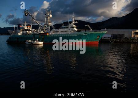 Bateau de pêche français Cap Sainte Marie à Port Victoria, Seychelles. Banque D'Images