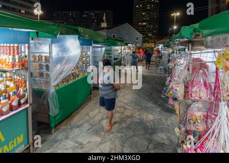 Recife, PE, Brésil - 13 octobre 2021 : boutiques de souvenirs à Feirinha de Boa Viagem, place Boa Viagem.Destination touristique de Recife. Banque D'Images