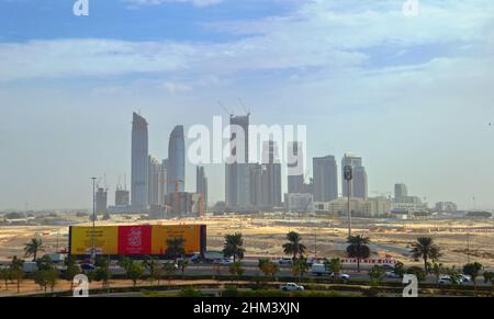 Dubaï, Émirats arabes Unis - 15 janvier 2022 : vue sur le nouveau bloc de bâtiments, la route de Dubaï en face pendant la journée. Banque D'Images