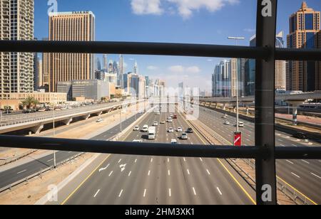 Dubaï, Émirats arabes Unis - 21 janvier 2022 : vue sur le trafic de Dubaï depuis la salle de métro pendant la journée. Banque D'Images