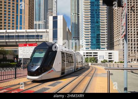 Dubaï, Émirats arabes Unis - 21 janvier 2022 : vue sur un tramway moderne, bâtiments de la marina de Dubaï en arrière-plan pendant la journée. Banque D'Images