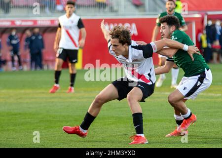 Séville, Espagne.06th févr. 2022.Valentino Scotta (2) de Séville Atletico et Bilal Kandoussi (14) de CD Castellon vu pendant le match Primera RFEF entre Sevilla Atletico et CD Castellon au stade Jesus Navas à Séville.(Crédit photo: Mario Diaz Rasero crédit: Gonzales photo/Alamy Live News Banque D'Images