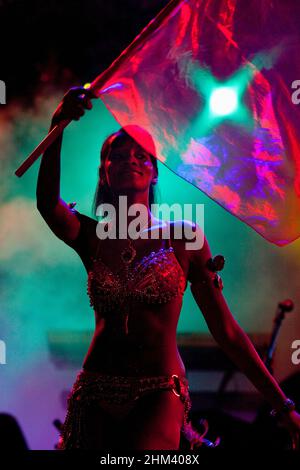 Interprète sur scène pendant la nuit de fermeture du carnaval des Seychelles. Banque D'Images