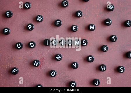 Vue de dessus de l'image des perles de l'alphabet avec le texte IDIOMS Banque D'Images