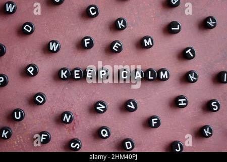 Vue de dessus image de perles d'alphabet avec texte GARDER CALME. Banque D'Images