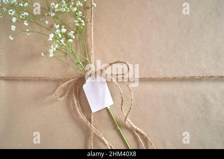 étiquettes et cadeaux emballés dans du papier kraft et décorés de ruban Banque D'Images