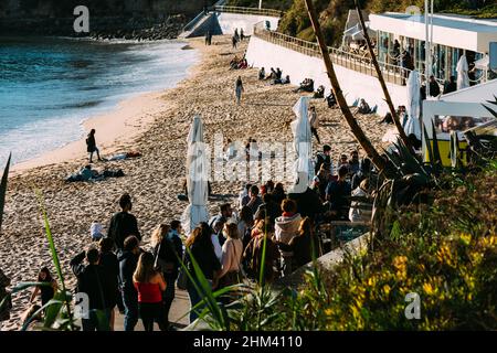 Parede, Cascais, Portugal - 5 février 2022 : les gens profitent d'un après-midi d'été chaud à la plage de Parede, Portugal Banque D'Images