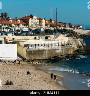 Parede, Cascais, Portugal - 5 février 2022 : les gens profitent d'un après-midi d'été chaud à la plage de Parede, Portugal Banque D'Images