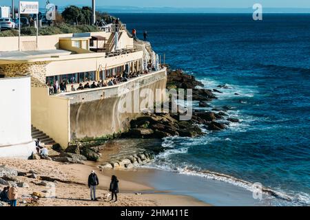 Parede, Cascais, Portugal - 5 février 2022 : les gens profitent d'un après-midi d'été chaud à la plage de Parede, Portugal Banque D'Images