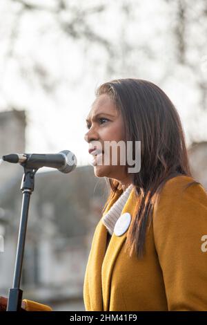 Londres, Royaume-Uni, 5th février 2022. Gina Miller, de la campagne vrai et juste à l'occasion du rassemblement faire des votes importants sur la place du Parlement, à Londres, s'exprimant contre le projet de loi sur les élections du gouvernement conservateur. Gina Miller fait campagne pour présenter la représentation proportionnelle à la Chambre des communes à Westminster. Banque D'Images