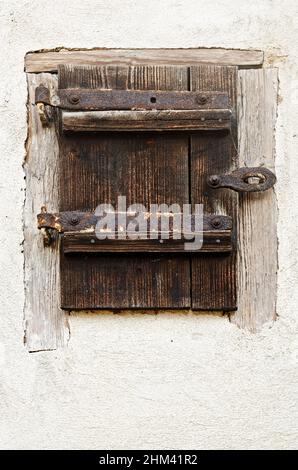 Ancienne petite porte en bois de grange avec boulons rouillés vintage Banque D'Images