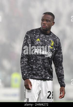 Denis Zakaria, du Juventus FC, se réchauffe lors du match de la série 2021/22 entre le Juventus FC et le Hellas Verona FC au stade Allianz le 06 février 202 Banque D'Images