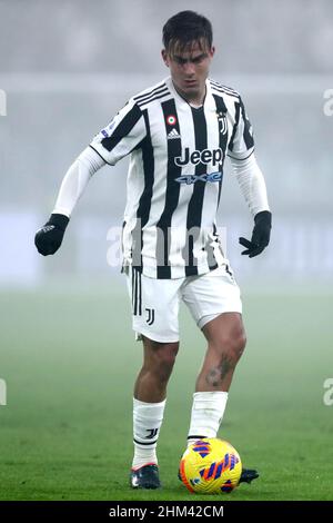 Turin, Italie.06th févr. 2022.Paulo Dybala de Juventus FC contrôle le ballon lors de la série Un match entre Juventus FC et Hellas Verona FC au stade Allianz le 6 février 2022 à Turin, Italie.Credit: Marco Canoniero / Alamy Live News Banque D'Images