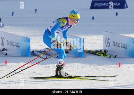 Non exclusif: ZHANGJIAKOU, CHINE - 5 FÉVRIER 2022 - Maryna Antsybor d'Ukraine est photographiée lors de l'événement féminin de Skiathlon 7,5km + 7,5km au Banque D'Images