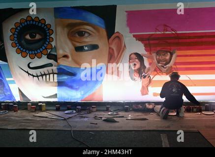 Un artiste met la touche finale à sa peinture murale tandis que les visiteurs s'immergent dans l'histoire de la NFL lors d'une exposition interactive à la L.A.Centre des congrès de Los Angeles le dimanche 6 février 2022.Les Los Angeles Rams et les Cincinnati Bengals se rencontreront dimanche au Super Bowl LVI au SOFI Stadium d'Inglewood, Californie.Photo de Jim Ruymen/UPI Banque D'Images