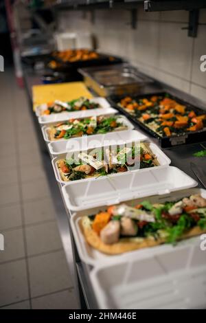 Repas dans des récipients préparés pour emporter dans le restaurant de cuisine. Banque D'Images