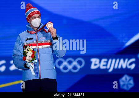 Pékin, Chine.07th févr. 2022.BEIJING, CHINE - FÉVRIER 7: Hallgeir Engebraten, de Norvège, lors de la cérémonie de remise de la médaille des hommes 5000m lors des Jeux Olympiques de Beijing 2022 à l'Oval de Speedskating National le 7 février 2022 à Beijing, Chine (photo de Douwe Bijlsma/Orange Pictures) NOCNSF House of Sports Credit: Orange pics BV/Alay Live News Banque D'Images