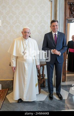 Vatican, Vatican.07th févr. 2022.Italie, Rome, Vatican, 2022/02/07.Le pape François a reçu en audience S.E. M. Borut Pahor, Président de la République de Slovénie au Vatican Photographie par Vatican Mediai/Catholic Press PhotoRESTRICTED À USAGE ÉDITORIAL - PAS DE MARKETING - PAS DE CAMPAGNES PUBLICITAIRES.Crédit : Agence photo indépendante/Alamy Live News Banque D'Images