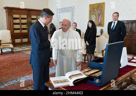 Vatican, Vatican.07th févr. 2022.Italie, Rome, Vatican, 2022/02/07.Le pape François a reçu en audience S.E. M. Borut Pahor, Président de la République de Slovénie au Vatican Photographie par Vatican Mediai/Catholic Press PhotoRESTRICTED À USAGE ÉDITORIAL - PAS DE MARKETING - PAS DE CAMPAGNES PUBLICITAIRES.Crédit : Agence photo indépendante/Alamy Live News Banque D'Images