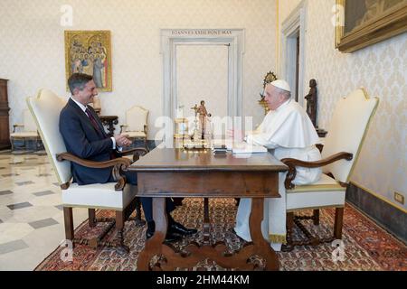 Vatican, Vatican.07th févr. 2022.Italie, Rome, Vatican, 2022/02/07.Le pape François a reçu en audience S.E. M. Borut Pahor, Président de la République de Slovénie au Vatican Photographie par Vatican Mediai/Catholic Press PhotoRESTRICTED À USAGE ÉDITORIAL - PAS DE MARKETING - PAS DE CAMPAGNES PUBLICITAIRES.Crédit : Agence photo indépendante/Alamy Live News Banque D'Images