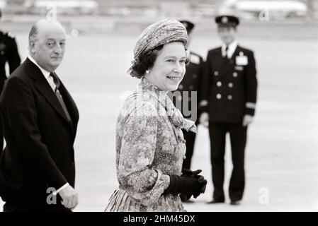 Queen Elizabeth II à l'aéroport de Heathrow 80s en partant pour l'Afrique Banque D'Images