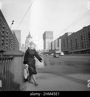 Une femme avec un bouquet et un sac, Moscou, Russie, URSS, avril 1981 Banque D'Images