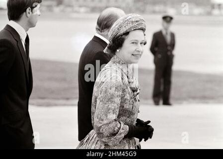 Queen Elizabeth II à l'aéroport de Heathrow 80s en partant pour l'Afrique Banque D'Images