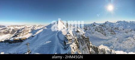 Vue sur les drones au mont Titlis au-dessus d'Engelberg sur les alpes suisses Banque D'Images