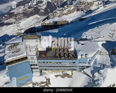 Vue sur les drones au mont Titlis au-dessus d'Engelberg sur les alpes suisses Banque D'Images