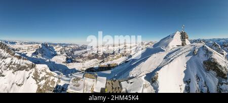 Vue sur les drones au mont Titlis au-dessus d'Engelberg sur les alpes suisses Banque D'Images